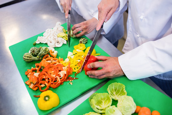 szatkowanie warzyw praca jako pomoc kuchenna 2025