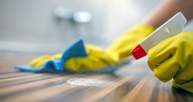 sprzatanie w hotelu wycieranie kurzu