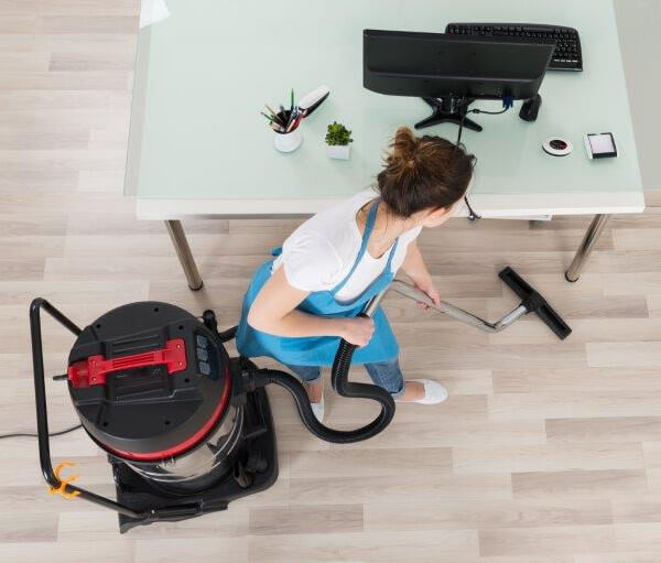 sprzatanie-biur-praca-zagranica-2025