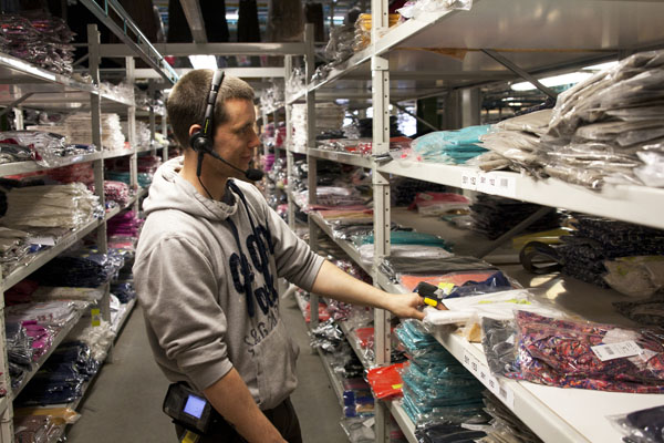 zbieranie zamowien magazyn z odzieza praca 2025