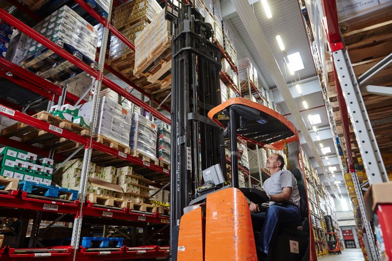 operator wozka widlowego na magazynie spozywczym