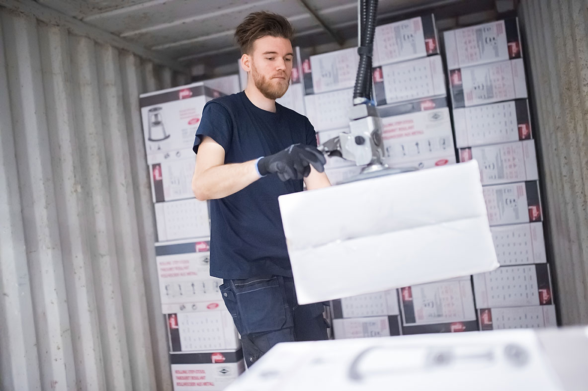 rozladunek kontenerow praca fizyczna Islandia 2026