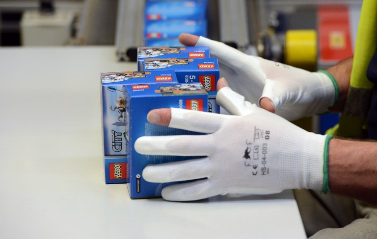 pakowanie klockow lego zabawki praca 2026