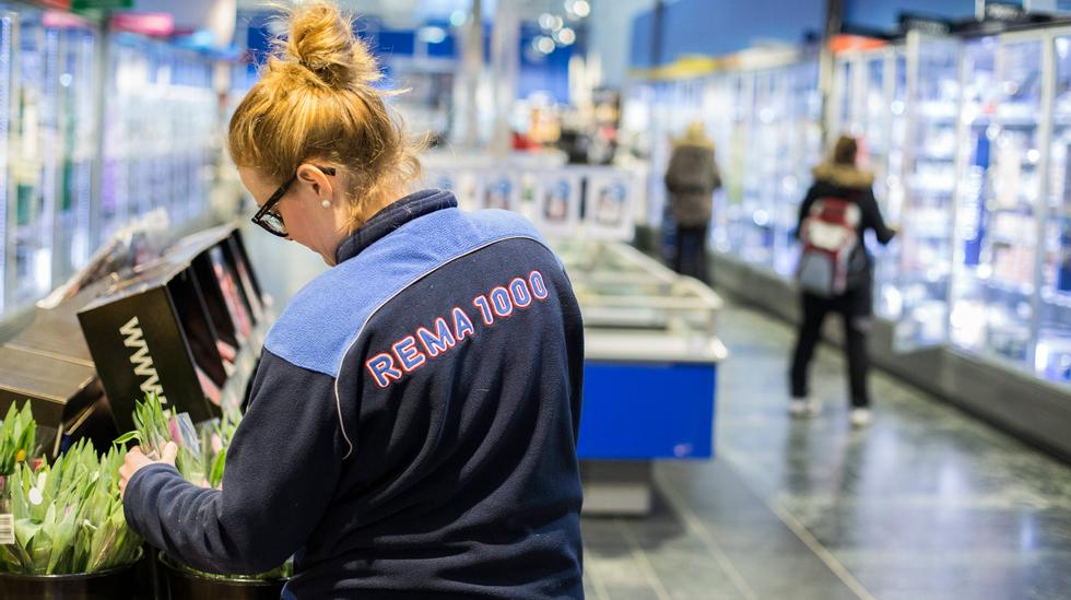 wykladanie towaru w sklepie rema 1000
